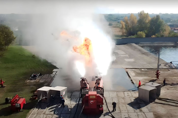 Khung gầm xe tăng nặng cũng giúp ổn định xe khi cặp động cơ phản lực phía trên phun các luồng nước cực lớn