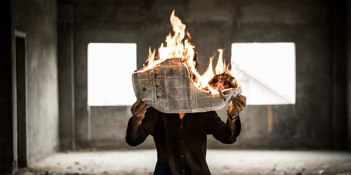 Người đàn ông đốt báo