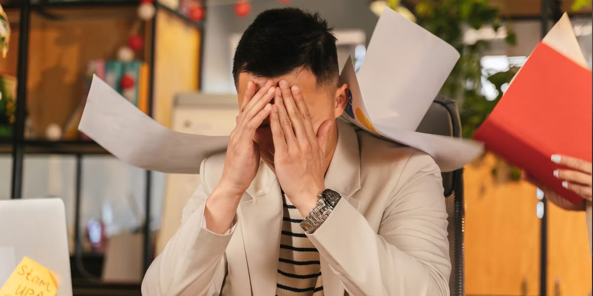 Đàn ông căng thẳng trong công việc