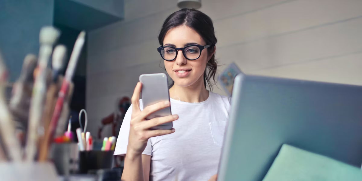 Người phụ nữ sử dụng điện thoại