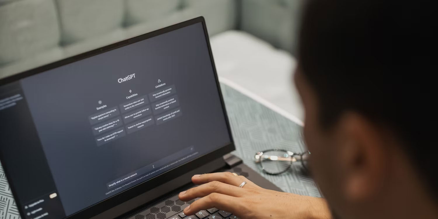 Một người gõ yêu cầu vào giao diện của ChatGPT
