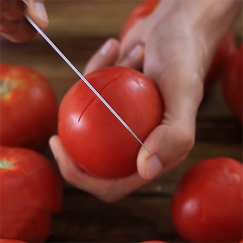 Luộc cà chua và thái nhỏ