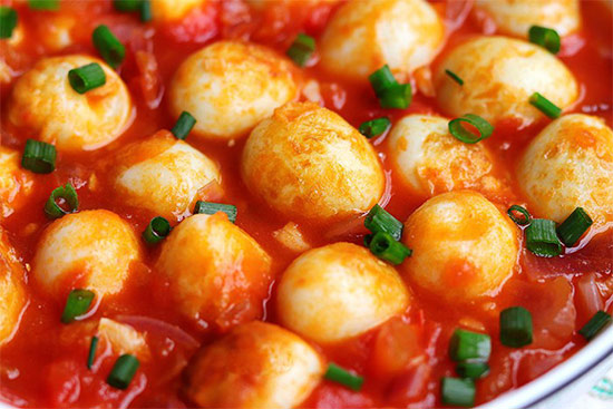 Đảo trứng cút với nước sốt