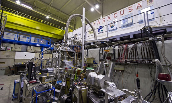 Một thí nghiệm khác mang tên ASACUSA để kiểm tra xem hạt phản proton hạt proton có cùng khối lượng như nhau không.