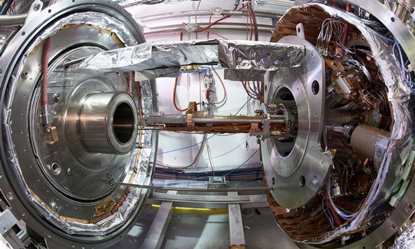 Hạt phản proton sau khi bị ELENA hạ tốc độ, sẽ chuyển sang các thí nghiệm khác trong nhà máy phản vật chất. Ví dụ, thí nghiệm AEgIS thu phản vật chất bằng cách sử dụng bẫy sản xuất hạt phản hydro với từ trường mạnh ở mỗi bên.