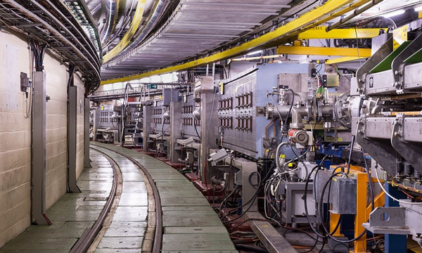 Máy Proton Synchrotron tiếp tục tăng tốc chùm hạt dọc theo đường vòng dài 628 m. Chùm proton sẽ va đập vào khối cấu tạo chủ yếu từ nguyên tố hóa học iridium và tương tác với iridium. Sau va chạm thứ một triệu sẽ , sản sinh khoảng 4 hạt phản proton.