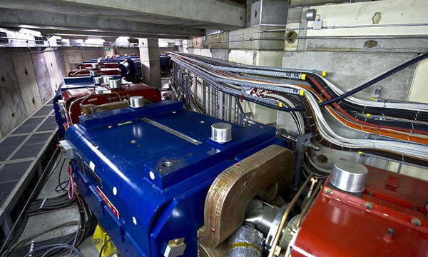 Các hạt phản proton mang năng lượng di chuyển hỗn loạn tiến vào máy giảm tốc phản proton. Tại đây, những nam châm mạnh (màu xanh trong hình) sẽ khiến hạt phản proton bay chậm lại và dẫn chúng đi theo đường vòng của máy.