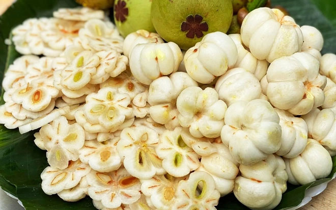 Gọt măng cụt xanh