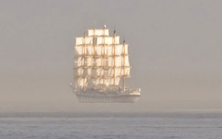 Thuyền lơ lửng trên không 