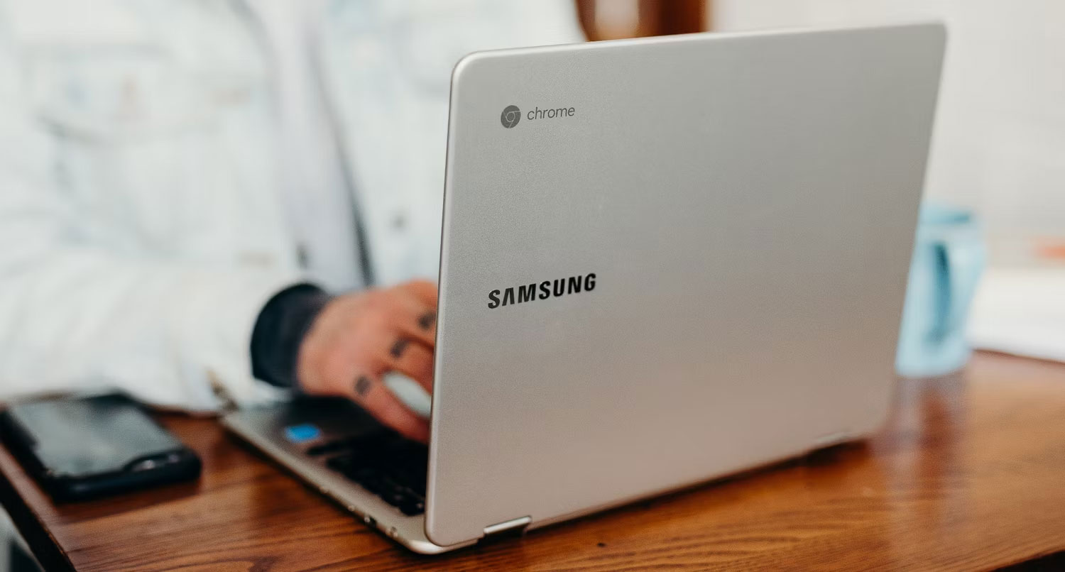 Samsung Chromebook đang được sử dụng trên bàn