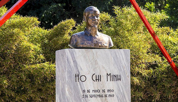 Tượng đài Hồ Chí Minh trong Công viên Hòa Bình sau đổi tên thành công viên Hồ Chí Minh tại thủ đô Havana, Cuba do kiến trúc sư Yoel Diaz Gutieres thiết kế. Công trình được hoàn thành vào dịp kỷ niệm 113 năm ngày sinh Chủ tịch Hồ Chí Minh 19/5/2003.