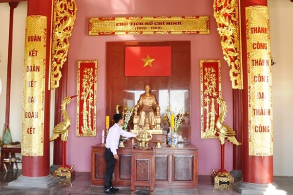 Gian thờ Chủ tịch Hồ Chí Minh bên trong khu lưu niệm tại bản Xiềng Vang, tỉnh Khamuane, Lào.