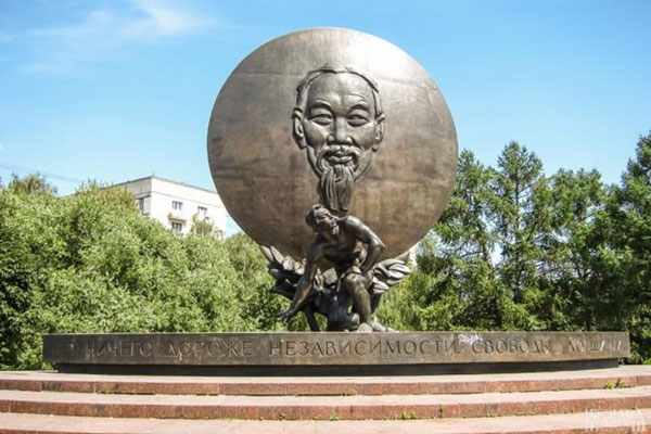 Tượng đài Hồ Chí Minh ở quảng trường Akademichesky, tại thủ đô Moskva, Nga. Công trình là tác phẩm của nhà điêu khắc Vladimir Yefimovich Tsigal và kiến trúc sư Roman Grigoryevich Kananin, được khánh thành vào ngày 18/5/1990, nhân kỷ niệm 100 năm ngày sinh Chủ tịch Hồ Chí Minh. Tượng đài khắc họa chân dung Chủ tịch Hồ Chí Minh đang mỉm cười trên một hình tròn - hình tượng Mặt Trời, thể hiện mơ ước về một Việt Nam với tương lai tươi sáng". Phía dưới là hình tượng chàng trai Việt Nam ở tư thế chuẩn bị bật dậy kèm dòng chữ "Không có gì quý hơn độc lập tự do". Hình ảnh hai cây tre bên dưới thể hiện cho ý chí và sức mạnh Việt Nam.