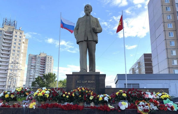 Tượng đài Chủ tịch Hồ Chí Minh được đặt tại quảng trường cùng tên ở thành phố Ulianovsk.