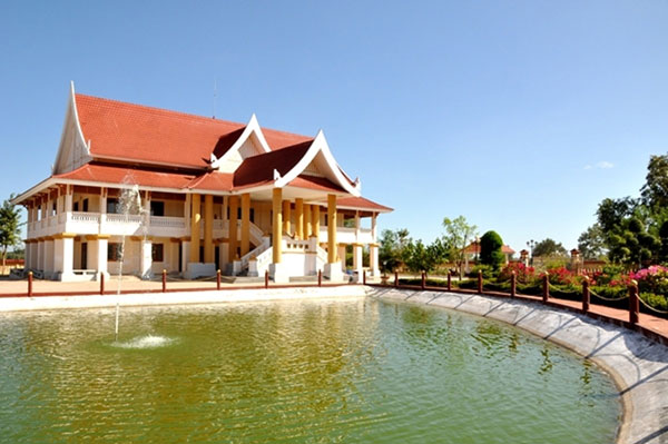 Khu lưu niệm Chủ tịch Hồ Chí Minh, nơi lưu giữ nhiều hình ảnh, hiện vật trong quá trình hoạt động cách mạng của Chủ tịch Hồ Chí Minh tại Lào. Khu lưu niệm này được xây dựng bên dòng sông Mekong, tại bản Xiềng Vang, xã Xiềng Mương, huyện Noong Bốc, tỉnh Khamuane, Lào, Công trình rộng khoảng 1,6 ha, với nhiều hạng mục, từ gian thờ được xây dựng theo thiết kế và bản vẽ của Việt Nam, nhà trưng bày tư liệu, hình ảnh về Chủ tịch Hồ Chí Minh, nhà đón khách, nhà tưởng niệm, khuôn viên cây cảnh, ao cá.