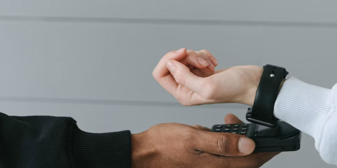 Người sử dụng smartwatch với thiết bị thanh toán