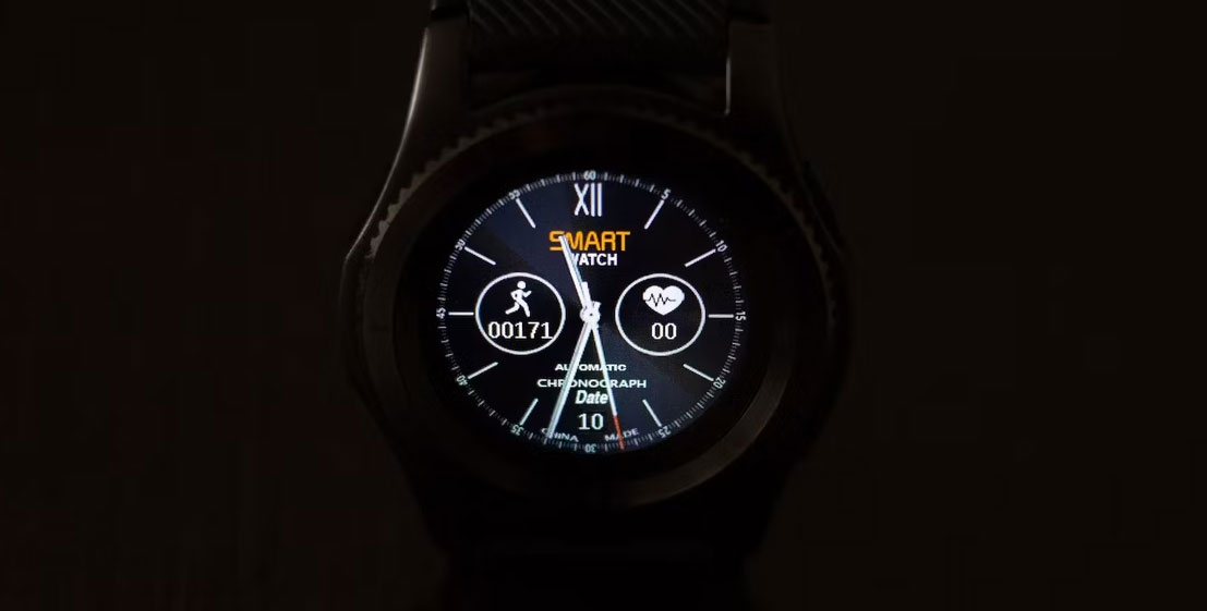 Màn hình smartwatch mô tả số bước và nhịp tim