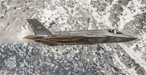 Hình ảnh sóng xung kích 'bẻ cong ánh sáng' quanh F-35C