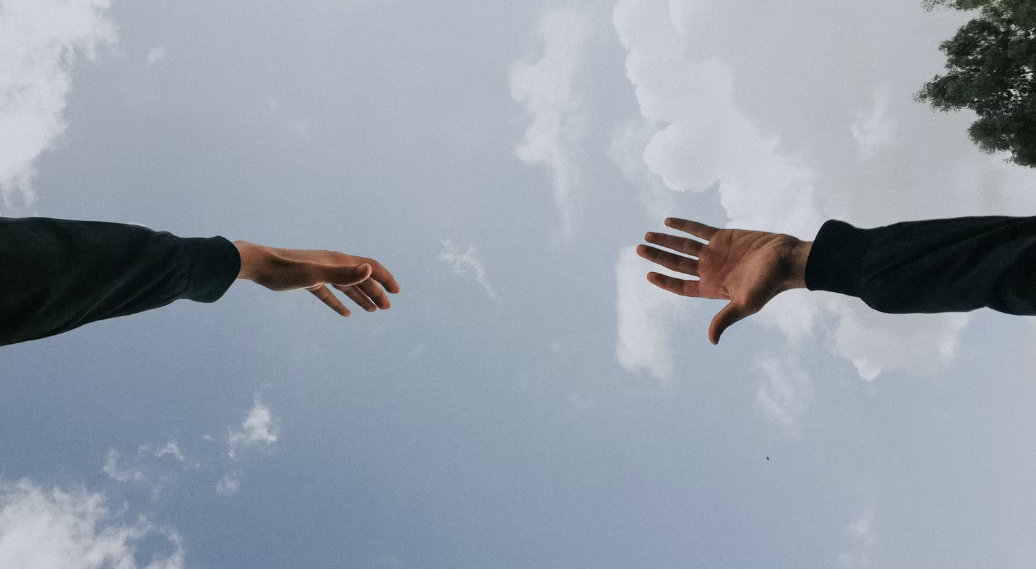 Vươn tay về phía nhau