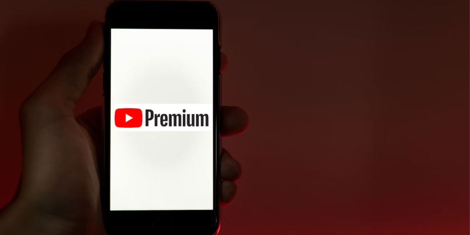 Logo YouTube Premium trên nền trắng của điện thoại thông minh