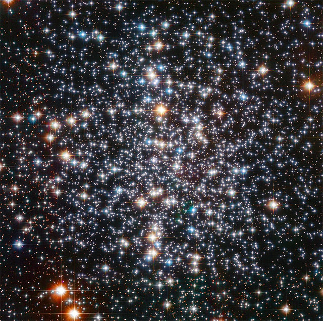 Hình ảnh chụp từ Kính viễn vọng Không gian Hubble của cụm sao hình cầu Messier 4. Messier 4 là một tập hợp dày đặc của vài trăm nghìn ngôi sao. Các nhà thiên văn học nghi ngờ rằng một lỗ đen có khối lượng trung bình, với khối lượng gấp khoảng 800 lần mặt trời đang ẩn nấp, không thể nhìn thấy, ở lõi của nó.