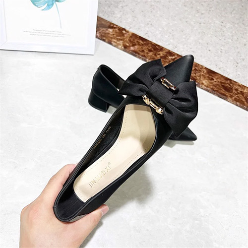 Không nên chọn giày đen nơ bản to 