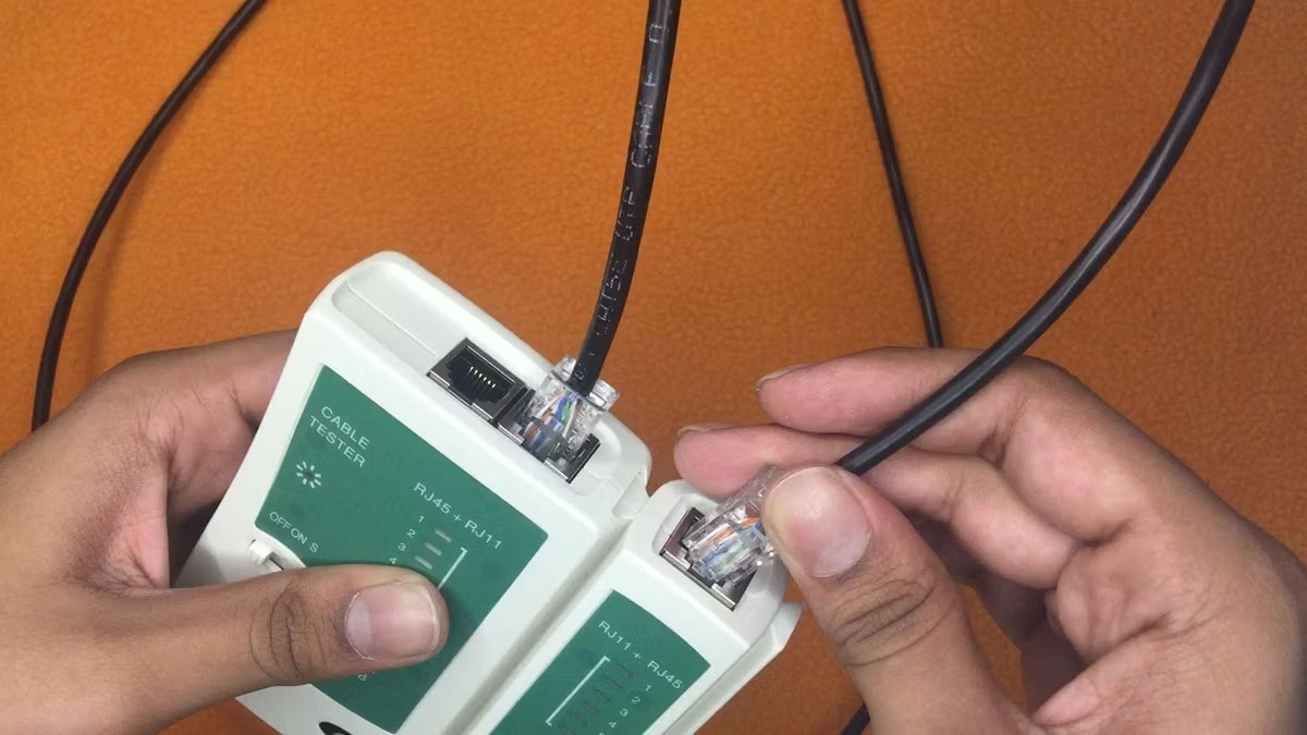 Cáp Ethernet được kết nối với thiết bị kiểm tra