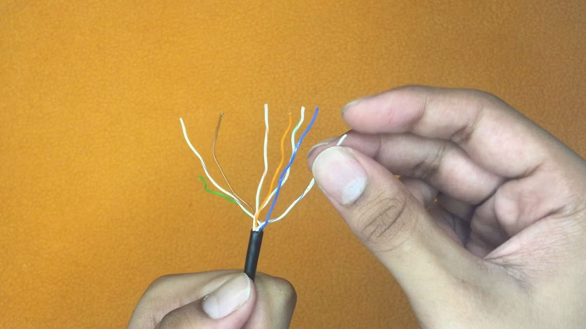 Tháo rời 8 dây của cáp Ethernet