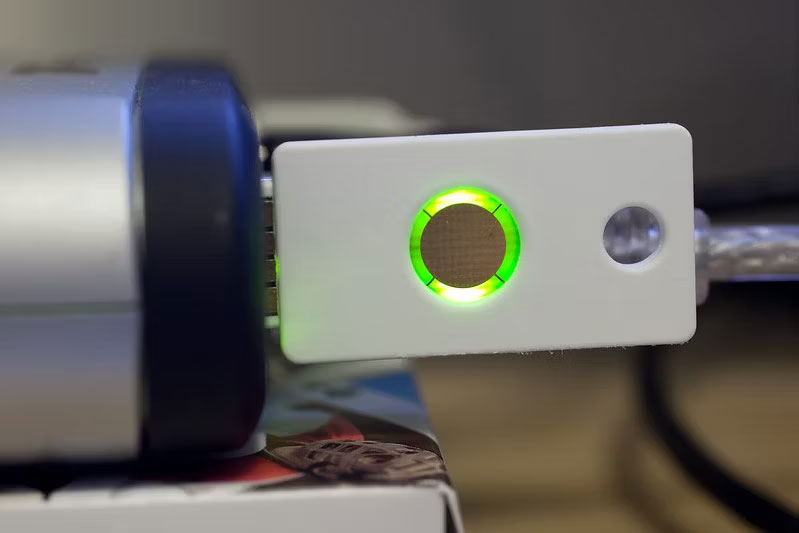 YubiKey với đèn báo phát sáng