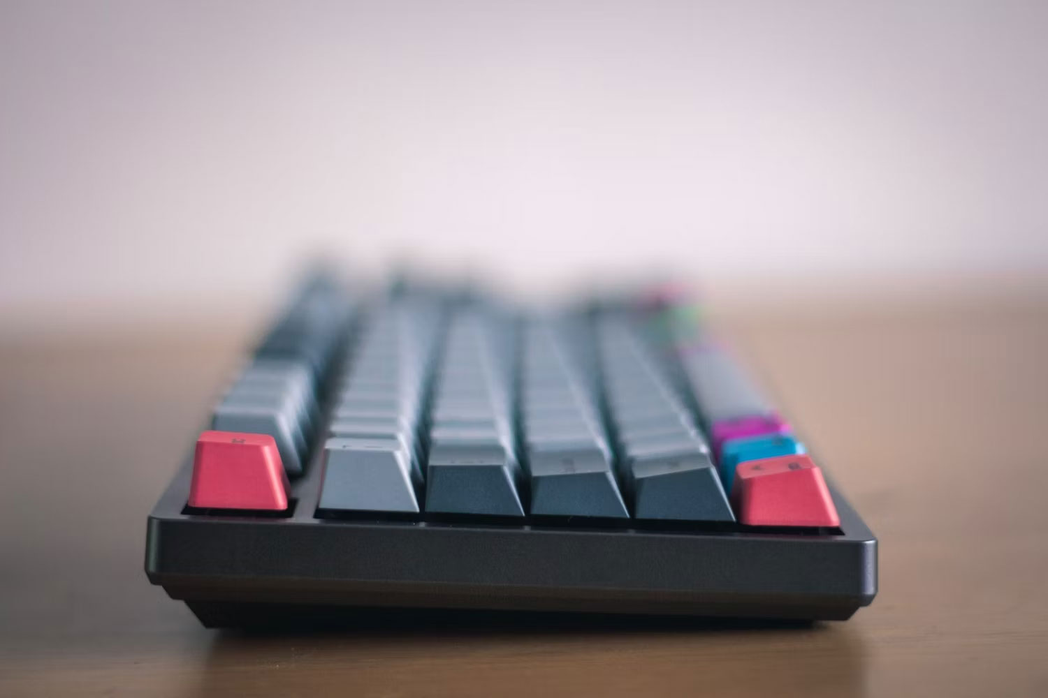 Cấu hình keycap được hiển thị từ bên cạnh với keycap màu OEM