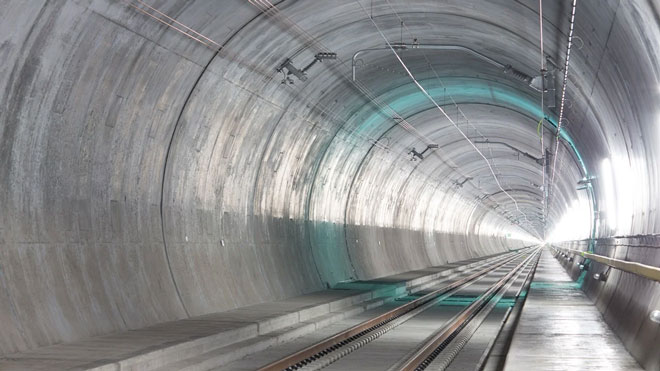 Gotthard Base Tunnel (Thụy Sĩ) nằm trong lòng dãy núi Alps ở Thụy Sĩ được khởi công xây dựng vào năm 1999. Sau khi hoàn thành, Gotthard Base Tunnel chiếm ngôi vị hầm đường sắt dài nhất và sâu nhất thế giới. Ảnh: Railway Technology.