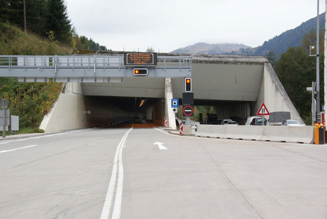 Arlberg Tunnel (Áo) với chiều dài 13,976 km, là đường hầm dài nhất của Áo. Arlberg Tunnel được hoàn thành vào năm 1978, trở thành đường hầm đường bộ dài nhất thế giới khi đó. Ảnh: MeinBezirk.at.