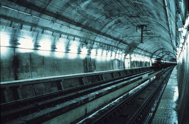 Seikan Tunnel (Nhật Bản) nối dài 2 hòn đảo Honshu và Hokkaido của Nhật Bản dài 53,85 km, với một đoạn dài 23,3 km ngầm dưới đáy biển, đoạn sâu nhất dưới 240m. Đường hầm sắt này giúp người dân không bị phụ thuộc vào những con tàu trên vùng biển với nhiều biến động. Ảnh: FUN! JAPAN.