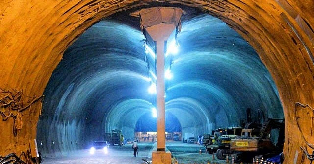 Yulhyeon Tunnel (Hàn Quốc) dài 50,3km là đường hầm đường sắt dài thứ tư trên thế giới. Yhlheon là một phần của đường sắt cao tốc Suseo, nối thành phố Seoul và Pyeongtaek, được khai trường vào tháng 12 năm 2016. Ảnh: TunnelTalk.com.
