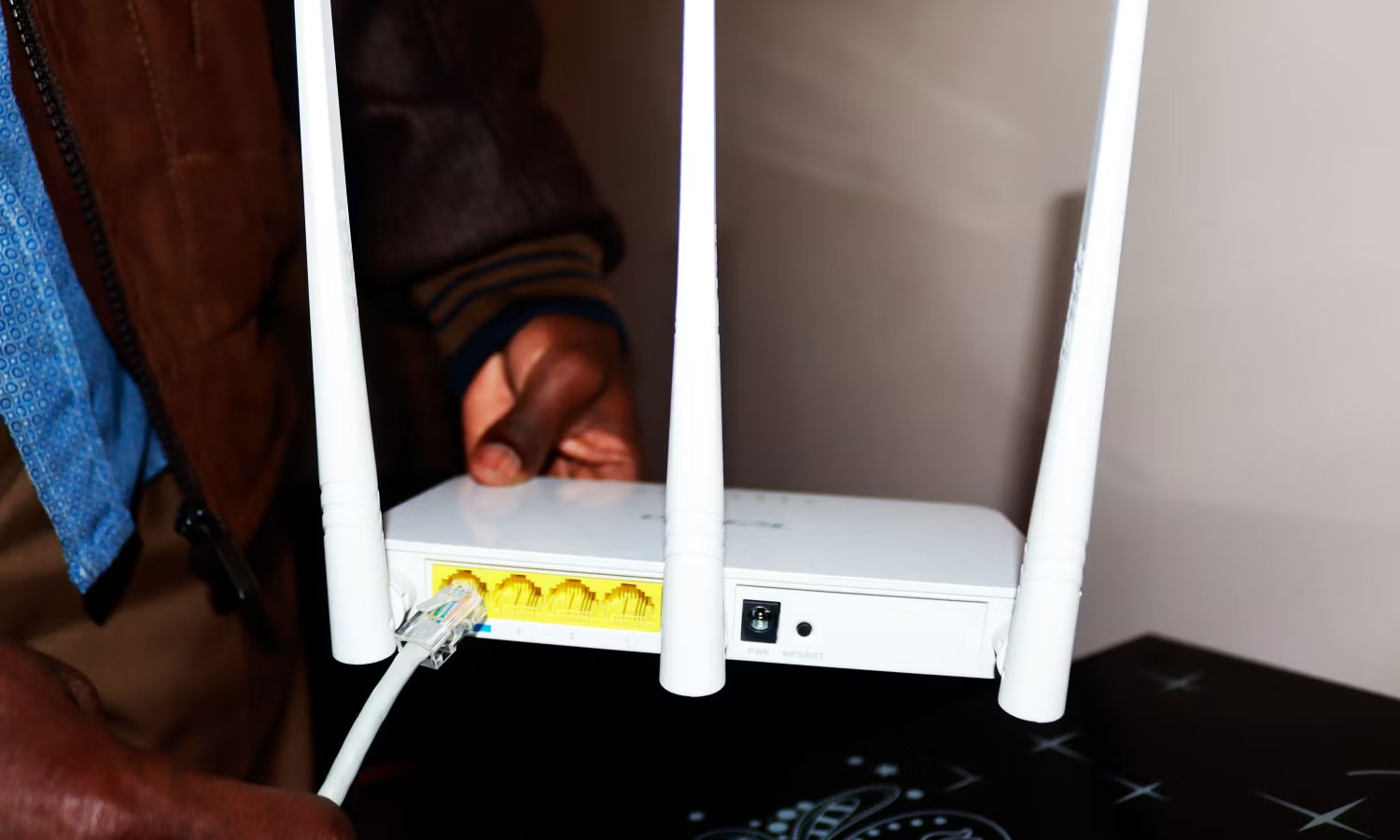 Cáp Ethernet cắm vào router