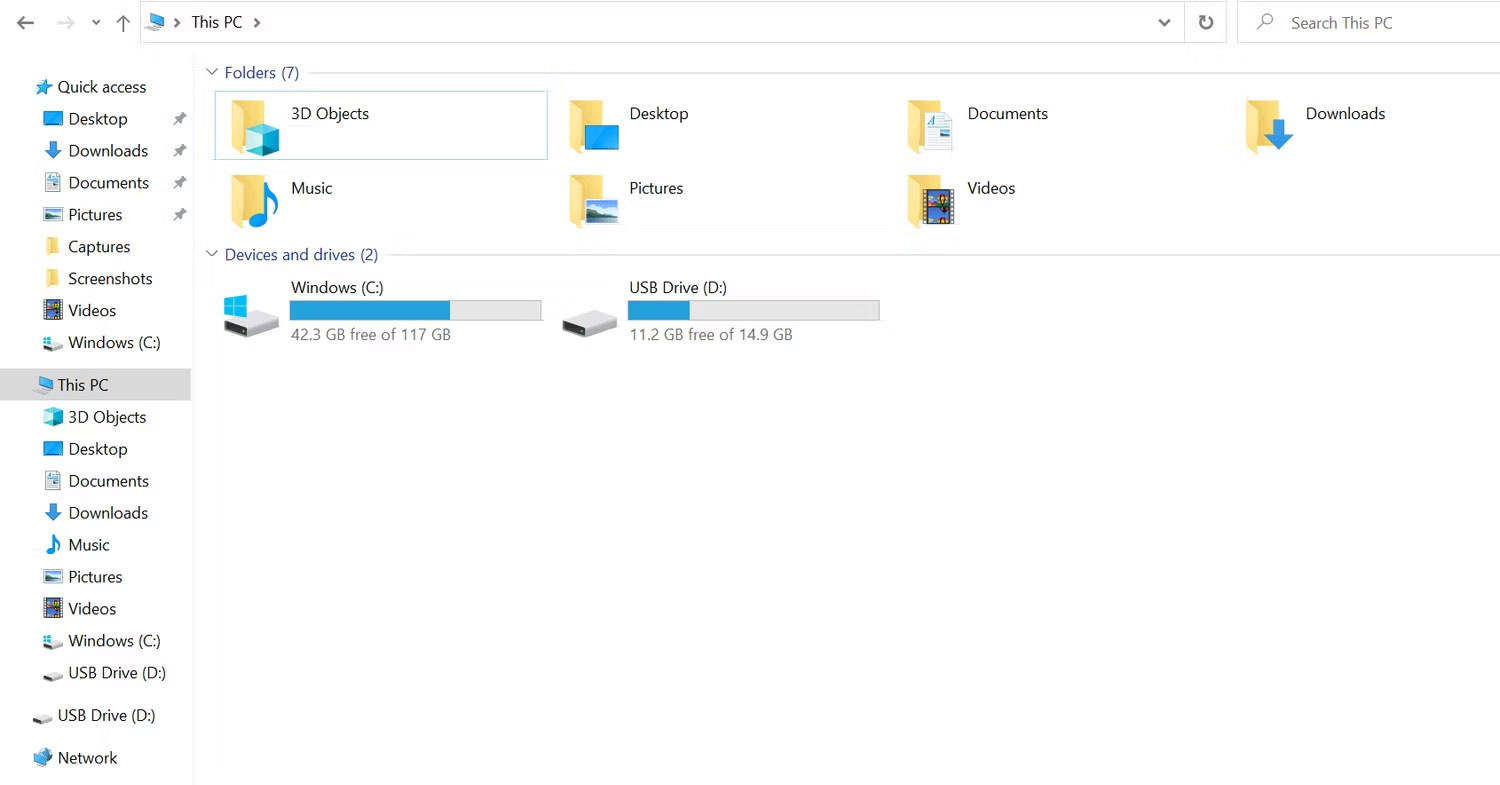 Windows (C:) và USB Drive (D:) trong File Manager