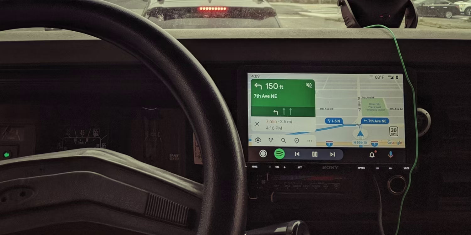 Bảng điều khiển ô tô với thông tin giải trí hiển thị Android Auto