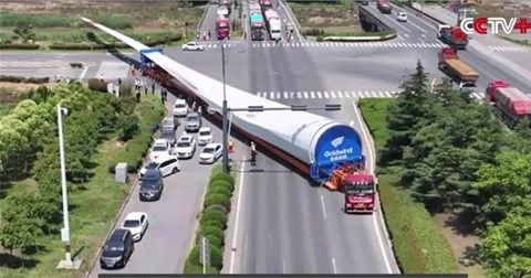 Hành trình vận chuyển một bộ cánh turbine gió biển dài 123m trên xe tải