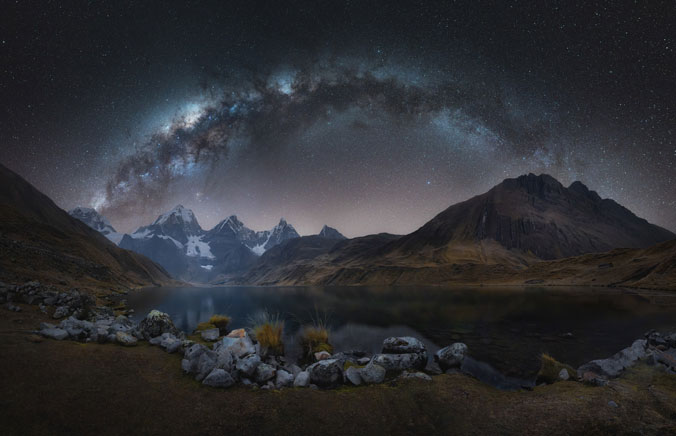 Đêm của Huayhuash do nhiếp ảnh gia Jose D. Riquelme chụp tại dãy núi Huayhuash, nằm ở vùng Andean của Peru.