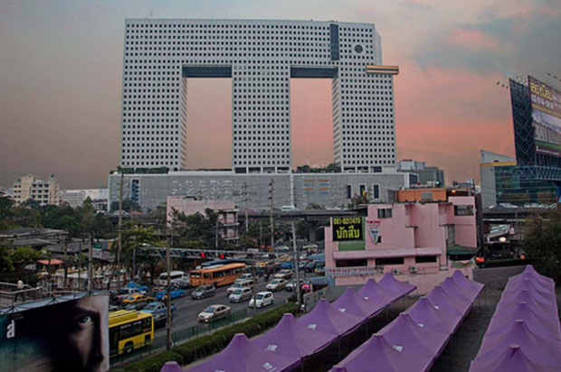 Tòa nhà cao tầng được xây dựng mô phỏng hình một con voi nằm ở Bangkok, Thái Lan. Nhưng kể từ khi được hoàn thành đến nay, nó đã lọt vào gần như mọi bảng xếp hạng các tòa nhà xấu nhất thế giới mỗi khi được đề cập.