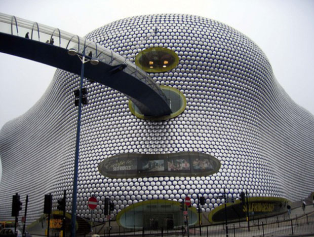 Một trung tâm thương mại ở Birmingham, Anh với thiết kế khác lạ, ấn tượng. Tuy nhiên, với những người mắc hội chứng sợ lỗ thì tòa nhà này là một nỗi ám ảnh.