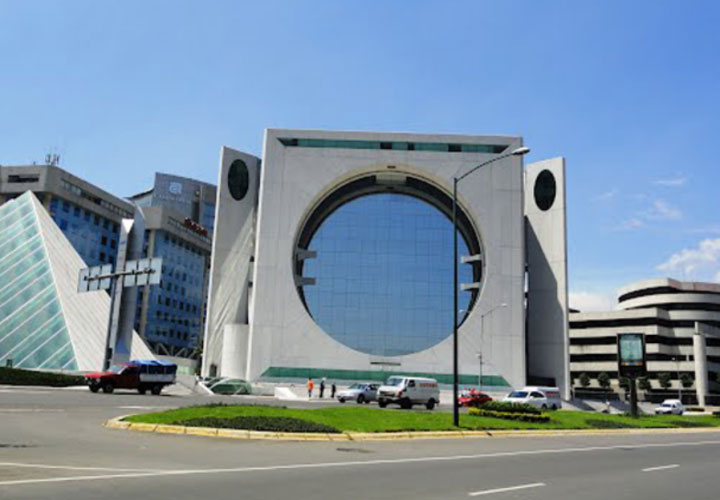 Do có hình dạng độc đáo, tòa nhà nằm ở một trong những khu kinh doanh cao cấp của Mexico City, Mexico này được gọi là La Lavadora, hay “máy giặt”.