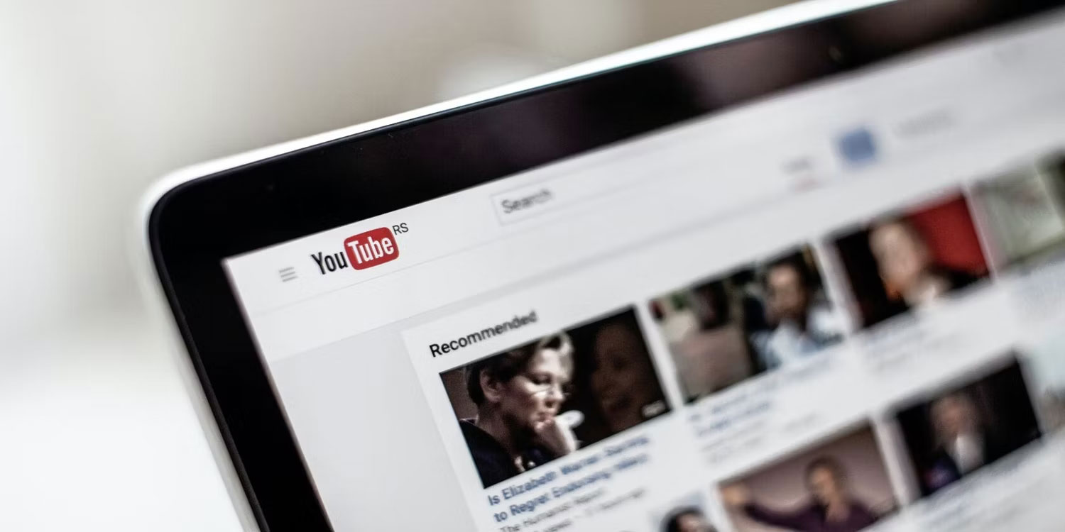 Màn hình máy tính xách tay hiển thị trang chủ YouTube