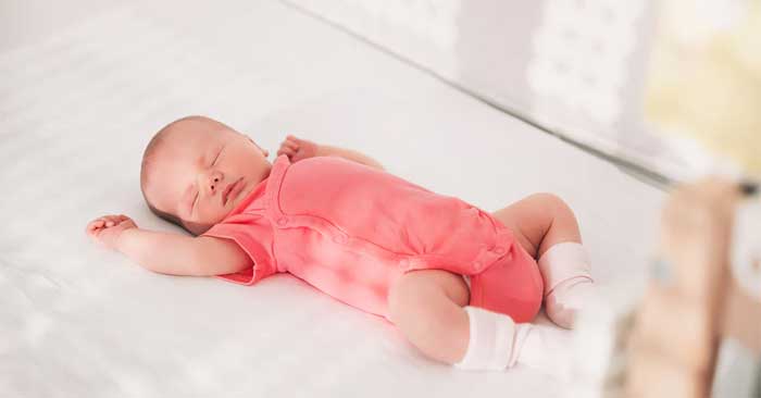 Mặc đồ cho trẻ sơ sinh vào mùa hè