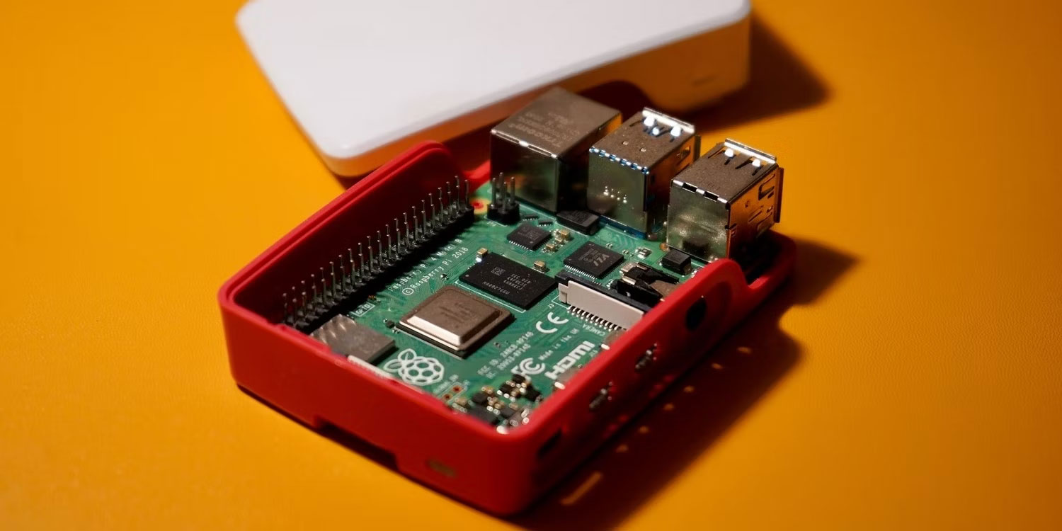 Raspberry Pi 4B với case chính thức