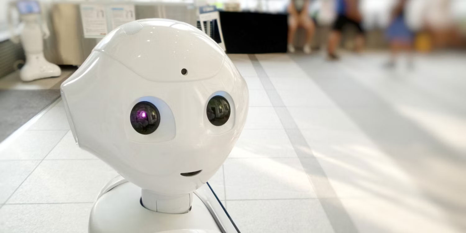 Robot đứng giữa phòng