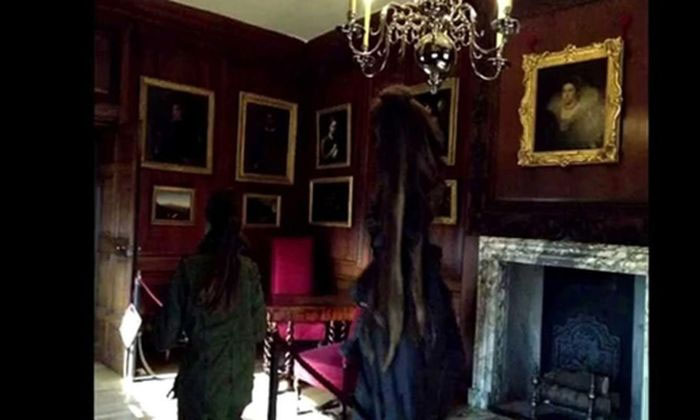 Năm 2015, nữ sinh Holly Hampsheir khi đang chụp ảnh người em họ Brook McGee tại cung điện Hampton Court, Anh đã chụp được bức ảnh ma này. Trong ảnh, xuất hiện hình người phụ nữ với mái tóc dài màu đậm khiến nhiều người không khỏi rùng mình. Hampsheir tin rằng ‘hồn ma’ đó là "Quý bà Xám" nổi tiếng.