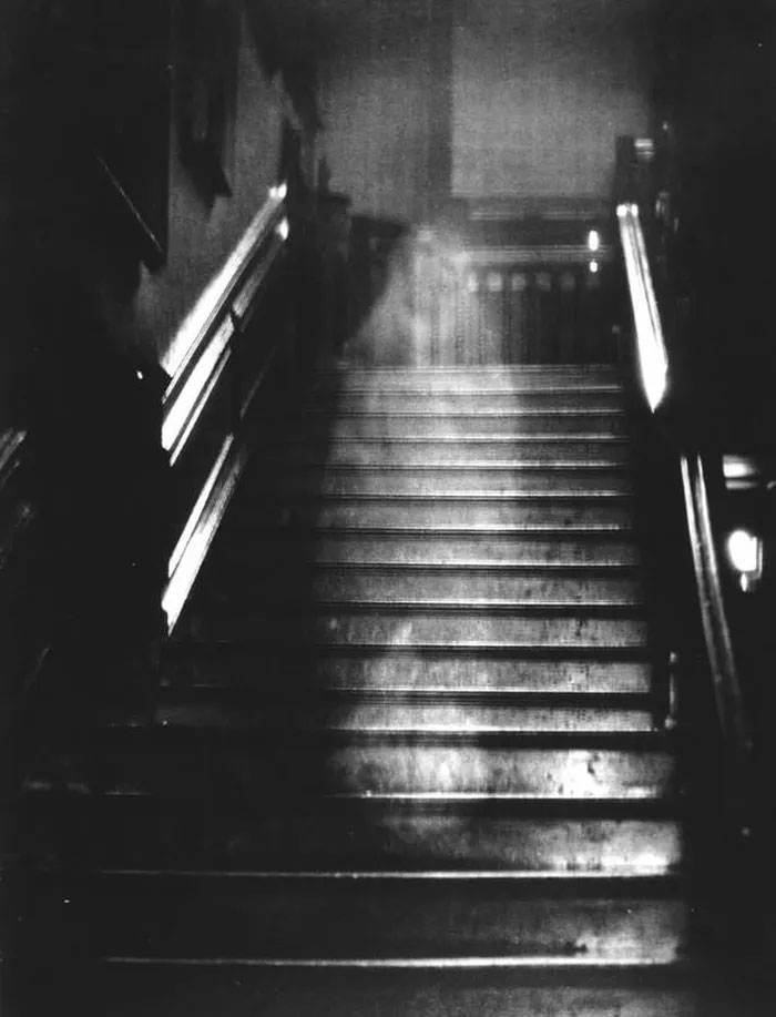 Bức ảnh nổi tiếng chụp "hồn ma" vào năm 1936 tại dinh thự Raynham Hall , Norfolk, Anh. Trong ảnh xuất hiện ảo ảnh chập chờn lướt xuống từ cầu thang chính khiến nhiều người không khỏi sợ hãi, được cho là hồn ma Dorothy Walpole - em gái Thủ tướng đầu tiên của Anh Robert Walpole.