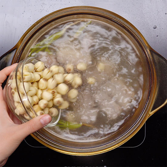 Nấu canh sườn đậu xanh hạt sen