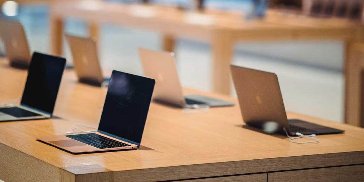 MacBook trong một cửa hàng 